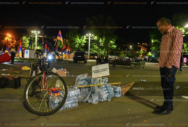 Активисты демонтируют палатки оппозиционного движения "Сопротивление" на площади Франции в Ереване - Sputnik Армения