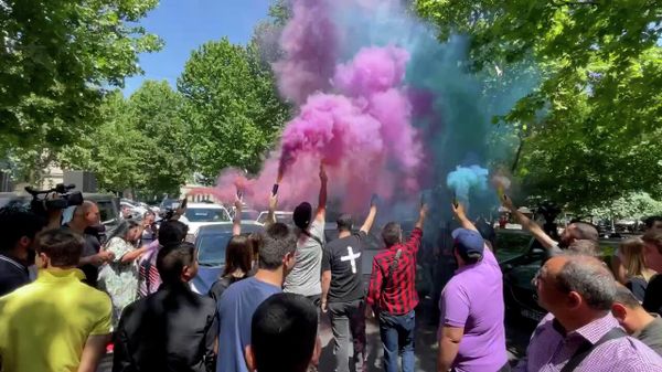 Митингующие перекрыли улицу около МИД - Sputnik Армения