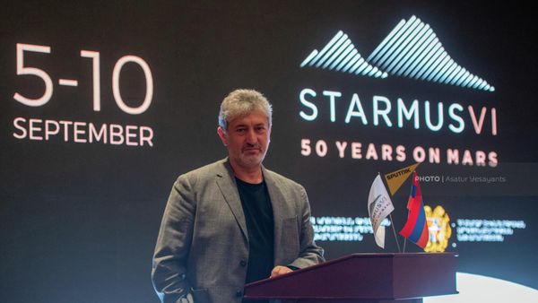 Cоучредитель фестиваля науки и искусства STARMUS VI Гарик Исраелян на пресс-конференции в Большом зале нового корпуса Матенадарана (16 июня 2022). Еревaн - Sputnik Армения