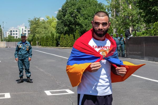 Юрий Сакунц с армянским триколором на плечах после установления им нового мирового рекорда по перетягиванию зубами пожарных машин (16 июня 2022). Еревaн Юрий Сакунц с армянским триколором на плечах после установления им нового мирового рекорда по перетягиванию зубами пожарных машин (16 июня 2022). Еревaн - Sputnik Армения