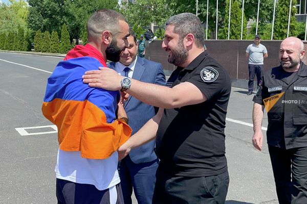 Министр по чрезвычайным ситуациям Армен Памбухчян поздравляет Юрия Сакунца в связи с установлением им нового мирового рекорда по перетягиванию зубами пожарных машин (16 июня 2022). Еревaн Министр по чрезвычайным ситуациям Армен Памбухчян поздравляет Юрия Сакунца в связи с установлением им нового мирового рекорда по перетягиванию зубами пожарных машин (16 июня 2022). Еревaн - Sputnik Армения