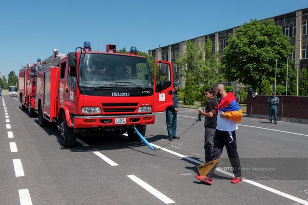 Юрий Сакунц готовится к установлению нового мирового рекорда по перетягиванию зубами пожарных машин (16 июня 2022). Еревaн Юрий Сакунц готовится к установлению нового мирового рекорда по перетягиванию зубами пожарных машин (16 июня 2022). Еревaн - Sputnik Армения