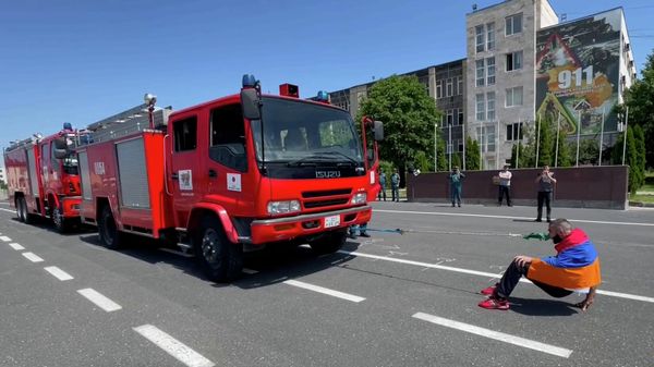 Юрий Сакунц устанавливает новый мировой рекорд по перетягиванию зубами пожарных машин - Sputnik Армения