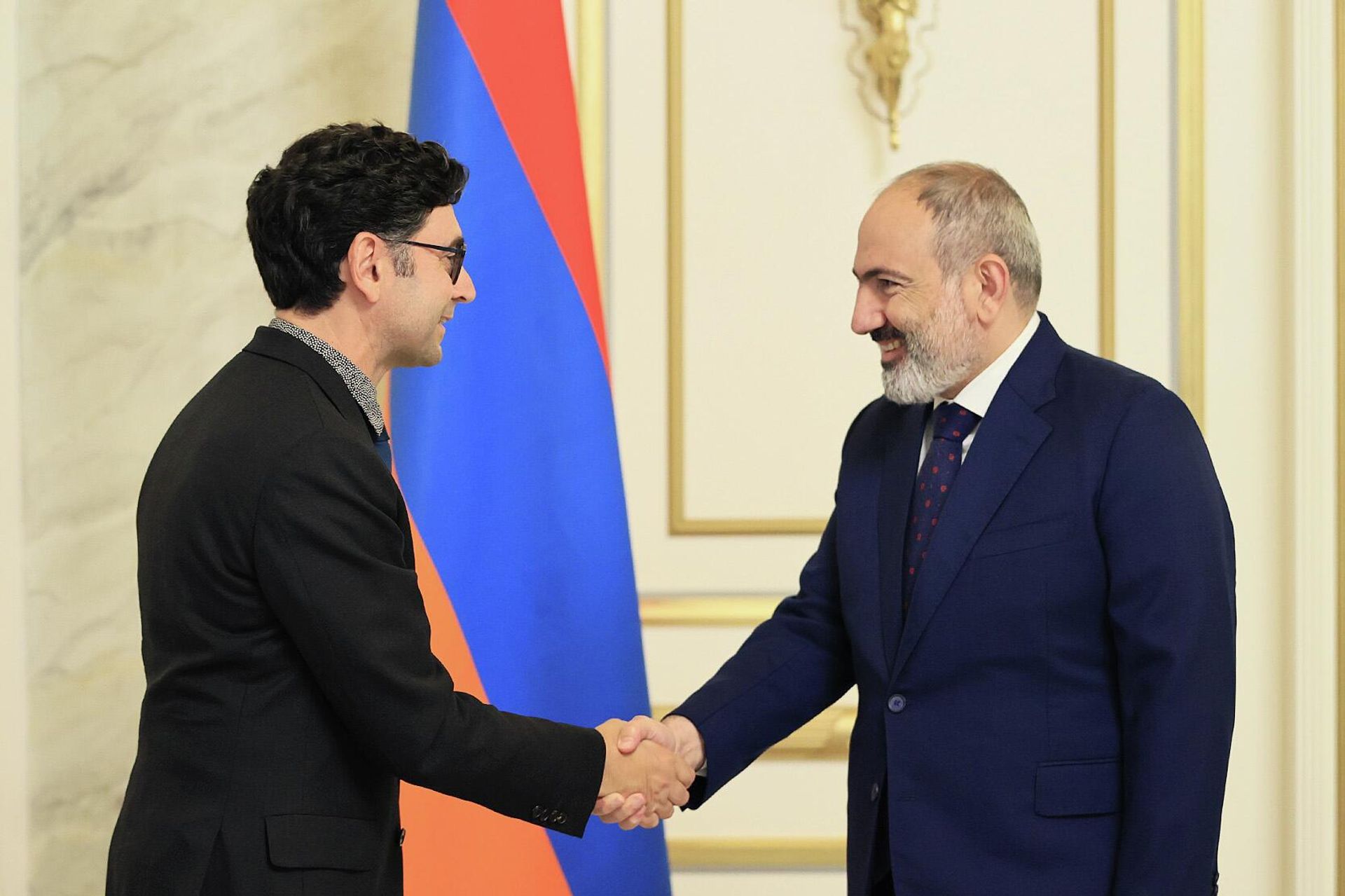 Премьер-министр Никол Пашинян принял лауреата Нобелевской премии Ардема (Артема) Патапутяна и наградил его орденом Святого Месропа Маштоца (16 июня 2022). Еревaн - Sputnik Армения, 1920, 16.06.2022
