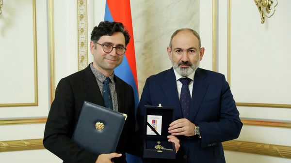 Премьер-министр Никол Пашинян принял лауреата Нобелевской премии Ардема (Артема) Патапутяна и наградил его орденом Святого Месропа Маштоца (16 июня 2022). Еревaн - Sputnik Армения