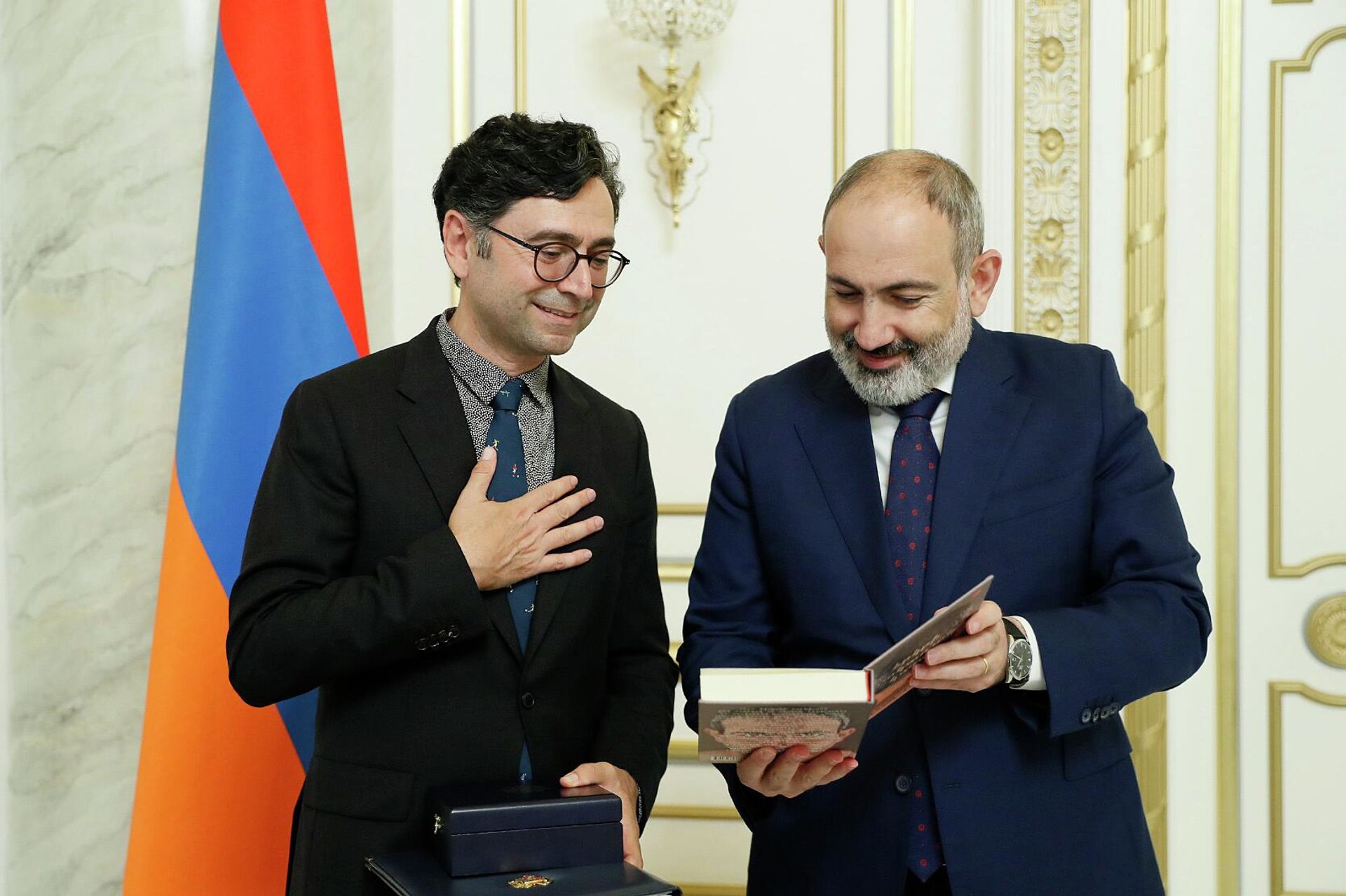 Премьер-министр Никол Пашинян принял лауреата Нобелевской премии Ардема (Артема) Патапутяна и наградил его орденом Святого Месропа Маштоца (16 июня 2022). Еревaн - Sputnik Армения, 1920, 16.06.2022