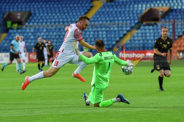 Геворг Каспаров "спасает" свои ворота от удара Александра Кобахидзе за пределами штрафной площадки во время товарищеского матча ветеранов по футболу между сборными Армении и Грузии  - Sputnik Армения
