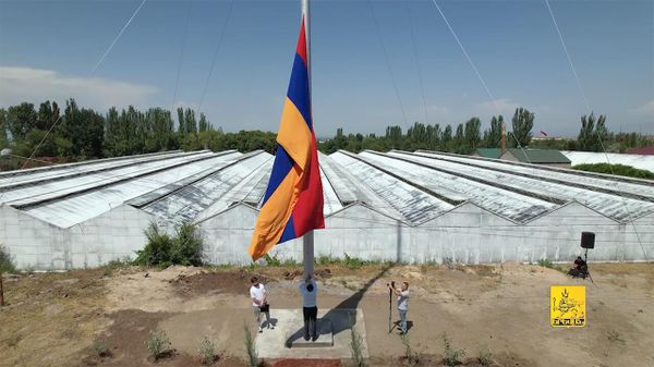 Բարձրացվել է Երևանի ամենաբարձր դրոշաձողով եռագույնը - Sputnik Армения