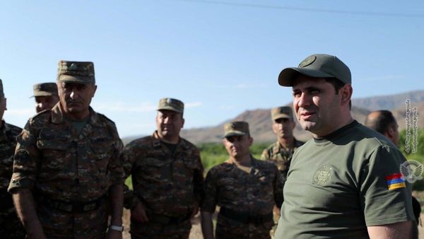 Mинистр обороны Сурен Папикян, и.о. начальника Генштаба ВС Камо Кочунц посетили приграничные посты на юго-западне страны (16 июня 2022). Армения - Sputnik Армения