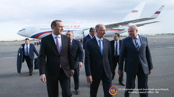 Секретарь Совета безопасности Армении Армен Григорян встречает секретаря Совета безопасности России Николая Патрушева в аэропорту Звартноц (16 июня 2022). Еревaн - Sputnik Армения