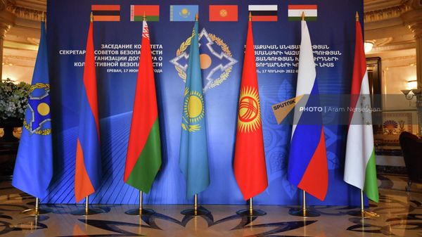 Флаги стран ОДКБ перед очередным заседанием секретарей Совбеза ОДКБ (17 июня 2022). Еревaн - Sputnik Армения