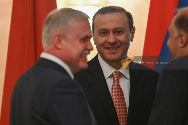 Секретарь Совбеза Армен Григорян и генеральный секретарь ОДКБ Станислав Зась довольны работой - Sputnik Армения