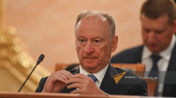 Секретарь совбеза России Николай Патрушев на очередном заседании секретарей Совбеза ОДКБ (17 июня 2022). Еревaн - Sputnik Армения