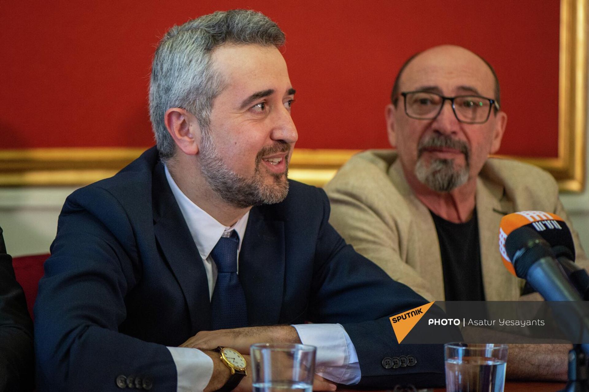 Ара Хзмалян и Арутюн Хачатрян на пресс-конференции на тему международного кинофестиваля Золотой абрикос (17 июня 2022). Еревaн (17 июня 2022). Еревaн - Sputnik Արմենիա, 1920, 17.06.2022