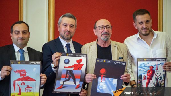 Левон Оганнисян, Ара Хзмалян, Арутюн Хачатрян и Карен Аветисян (слева направо) на пресс-конференции на тему международного кинофестиваля Золотой абрикос (17 июня 2022). Еревaн (17 июня 2022). Еревaн - Sputnik Армения