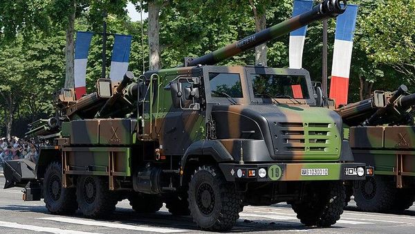 Самоходная гаубица CAESAR 11-го артиллерийского полка морской пехоты на военном параде в честь Дня взятия Бастилии 2013 на Елисейских полях в Париже - Sputnik Армения