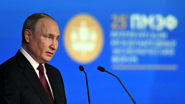 Президент РФ Владимир Путин выступает на пленарном заседании юбилейного, XXV Петербургского международного экономического форума (17 июня 2022). Санкт-Петербург - Sputnik Армения