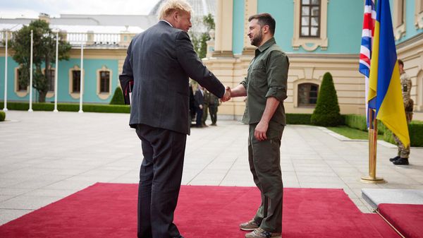 Президент Украины Владимир Зеленский встречает премьер-министра Великобритании Бориса Джонсона в центре Киева (17 июня 2022). Украина - Sputnik Армения