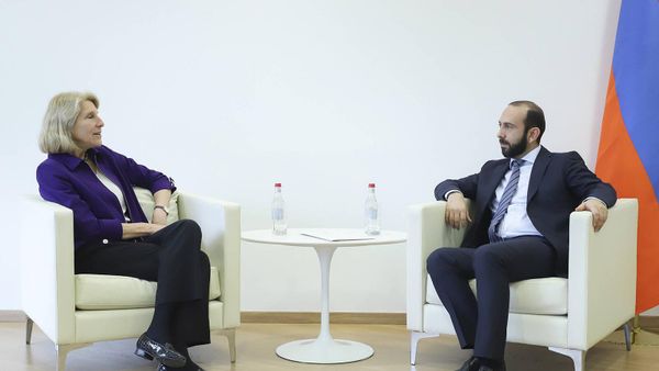Министр иностранных дел Арарат Мирзоян принял заместителя госсекретаря США по европейским и евразийским вопросам Карен Донфрид (18 июня 2022). Еревaн - Sputnik Армения