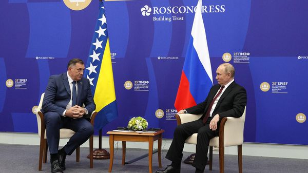 Президент России Владимир Путин встретился с членом Президиума Боснии и Герцеговины от сербского народа Милорадом Додиком (17 июня 2022). Санкт-Петербург - Sputnik Армения