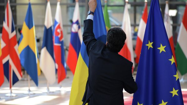 флаги украины и евросоюза - Sputnik Армения