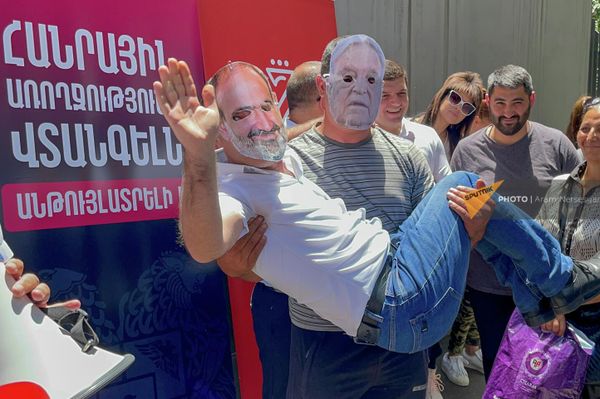 Активисты в масках с изображением премьер-министра Никола Пашиняна и Джорджа Сороса на акции протеста в связи с деятельностью биолабораторий в Армении у Национального центра по контролю и профилактике заболеваний (22 июня 2022). Еревaн - Sputnik Армения