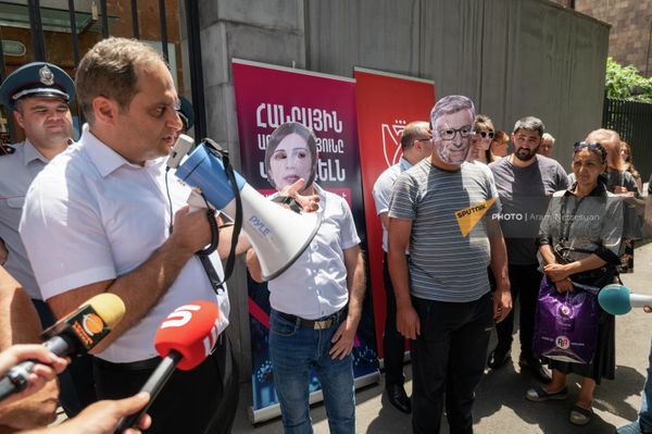 Դիմակներով ակտիվիստները - Sputnik Արմենիա