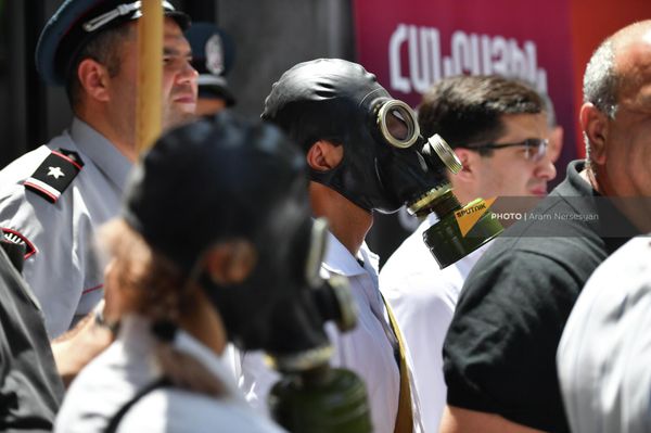 Активисты в противогазах на акции протеста в связи с деятельностью биолабораторий в Армении у Национального центра по контролю и профилактике заболеваний (22 июня 2022). Еревaн - Sputnik Армения