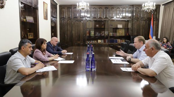 Губернатор Ширака Назели Багдасарян приняла генерального директора ЮКЖД Алексея Мельникова (22 июня 2022). Еревaн - Sputnik Армения