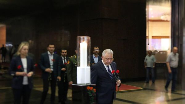 Сотрудники посольства Армении в России, во главе с послом Вагаршаком Арутюняном, почтили память погибших в Великой Отечественной войне (22 июня 2022). Москвa - Sputnik Армения