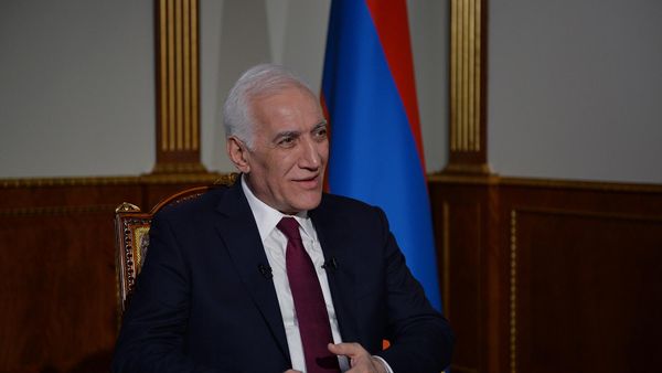 Президент Ваагн Хачатурян во время интервью Общественному каналу по случаю 100-дневнего интервала пребывания в должности (22 июня 2022). Еревaн - Sputnik Армения