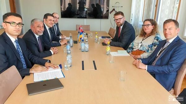 Армянская делегация во главе с замминистра иностранных дел Паруйром Ованнисяном на встрече с норвежскими коллегами во галве с министром иностранных дел Норвегии Эвиндом Вад Петерсоном (23 июня 2022). Осло - Sputnik Армения