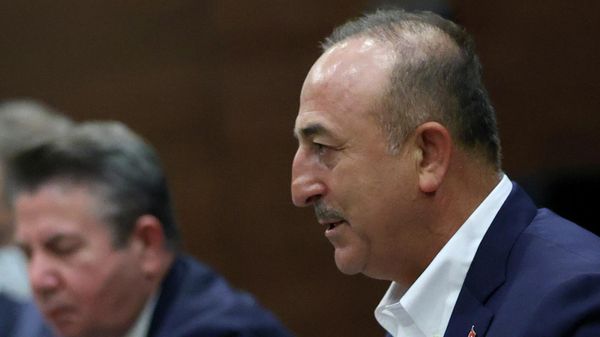 Министр иностранных дел Турции Мевлют Чавушоглу во время встречи с российским коллегой Сергеем Лавровым (30 июня 2021). Анталья - Sputnik Армения