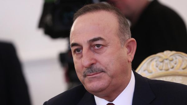 Министр иностранных дел Турции Мевлют Чавушоглу во время встречи с российским коллегой Сергеем Лавровым (16 марта 2022). Москва - Sputnik Армения