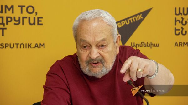 Заслуженный архитектор, академик Международной академии архитектуры, лауреат многочисленных всесоюзных и международных премий Грач Погосян на пресс-конференции (24 июня 2022). Еревaн - Sputnik Армения
