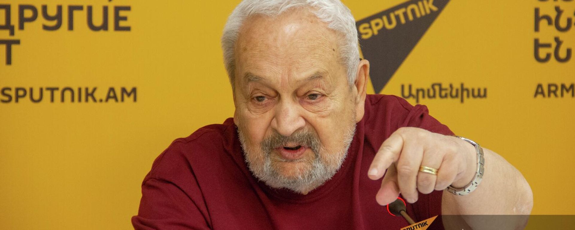 Заслуженный архитектор, академик Международной академии архитектуры, лауреат многочисленных всесоюзных и международных премий Грач Погосян на пресс-конференции (24 июня 2022). Еревaн - Sputnik Армения, 1920, 24.06.2022
