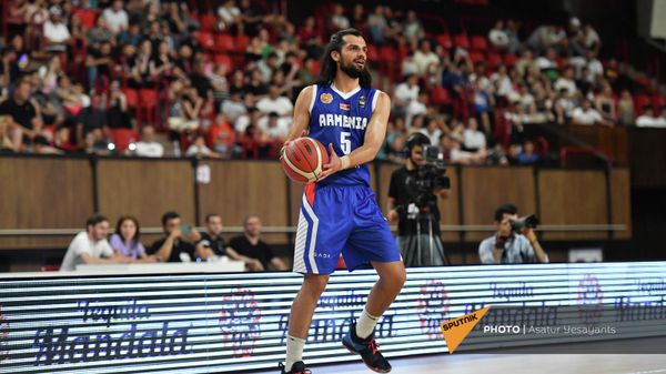 Нападающий Альберт Таджосян во время игры с Team USA на международном турнире по баскетболу Кубок Сада в Спортивно-концертном комплексе имени Карена Демирчяна (23 июня 2022). Еревaн - Sputnik Армения