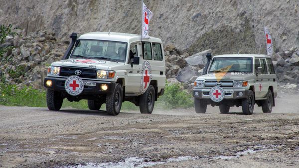 Автомобили Международного Комитета Красного Креста на участке дороги Хот - Воротан Сюникской области - Sputnik Армения