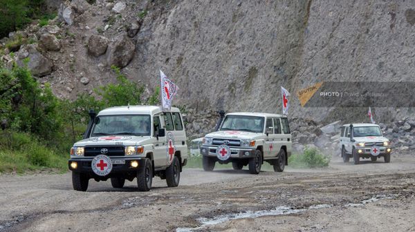 Автомобили Международного Комитета Красного Креста на участке дороги Хот - Воротан Сюникской области - Sputnik Армения