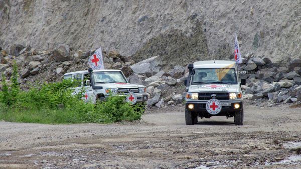 Автомобили Международного Комитета Красного Креста на участке дороги Хот - Воротан Сюникской области - Sputnik Армения