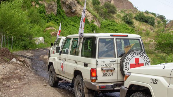 Автомобили Международного Комитета Красного Креста на участке дороги Хот - Воротан Сюникской области - Sputnik Армения