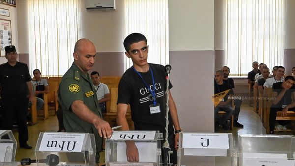 Новобранец в республиканском сборном пункте во время жеребьевки (28 июня 2022). Еревaн - Sputnik Армения