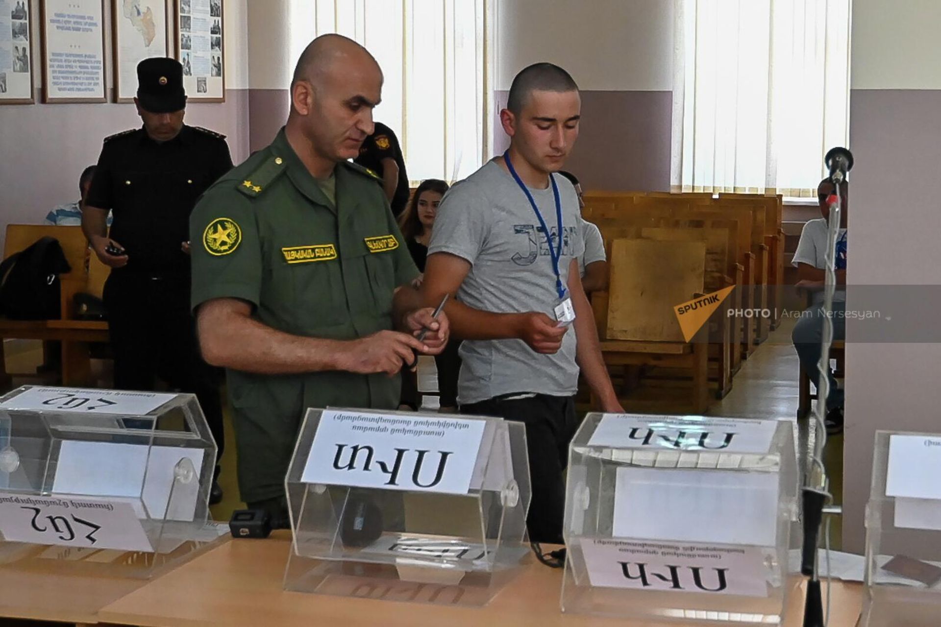 Новобранец в республиканском сборном пункте во время жеребьевки (28 июня 2022). Еревaн - Sputnik Армения, 1920, 28.06.2022