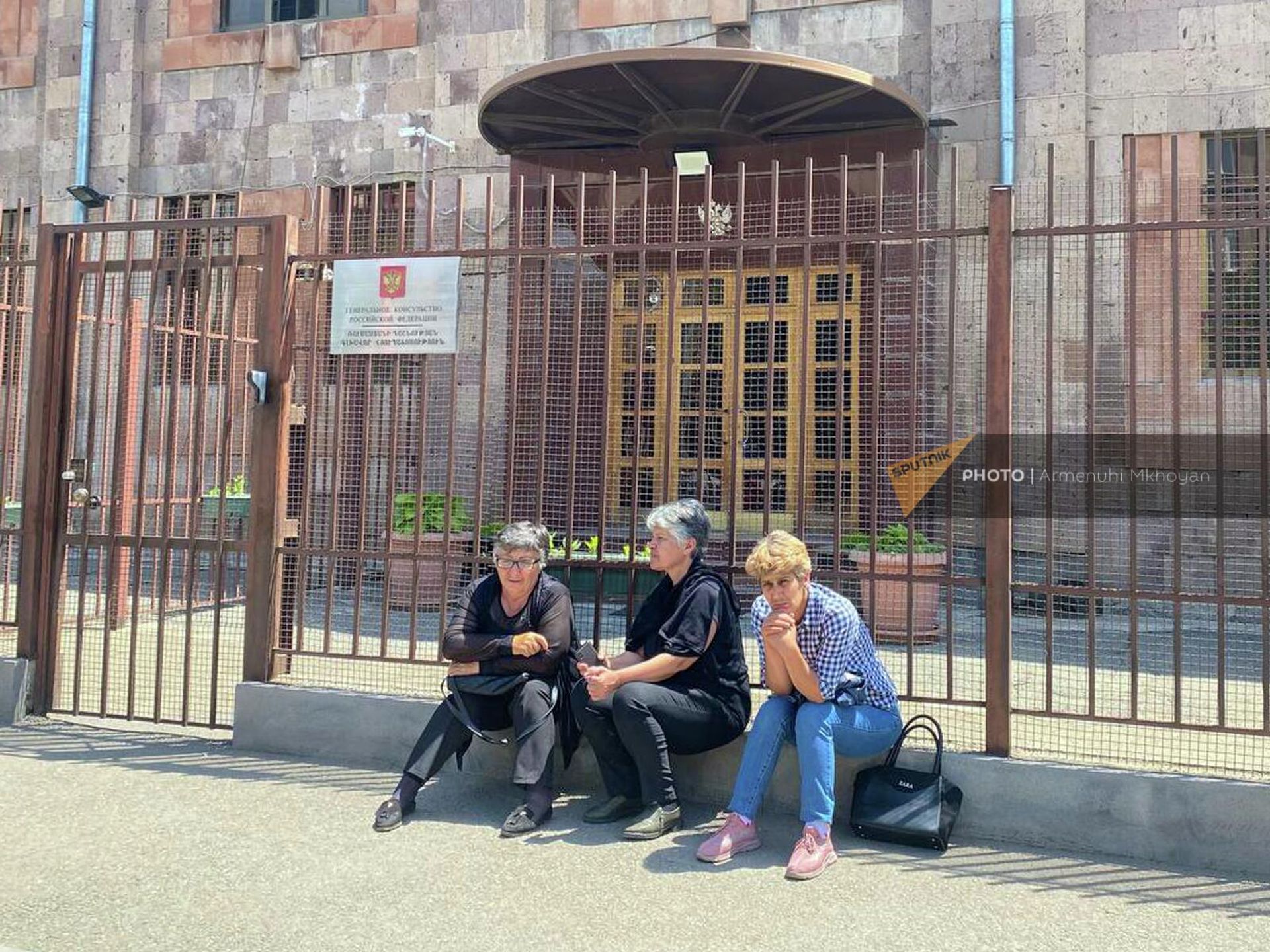 Родственники попавших в азербайджанский плен граждан Армении перед Генконсульством России (28 июня 2022). Гюмри - Sputnik Արմենիա, 1920, 28.06.2022