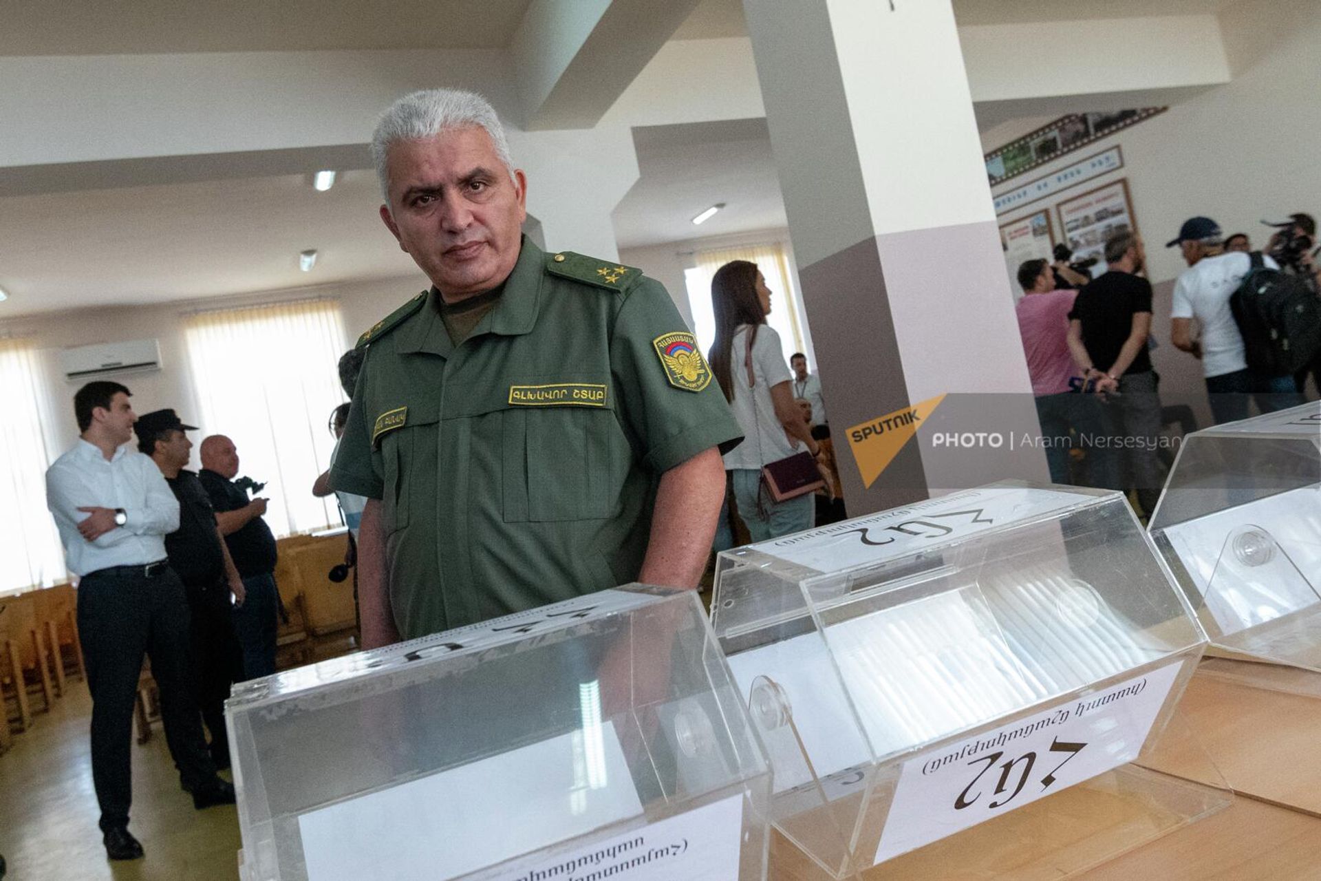 Замначальника мобилизационно-организационного управления Генштаба ВС РА полковник Саак Саакян в республиканском сборном пункте во время жеребьевки (28 июня 2022). Еревaн - Sputnik Армения, 1920, 28.06.2022