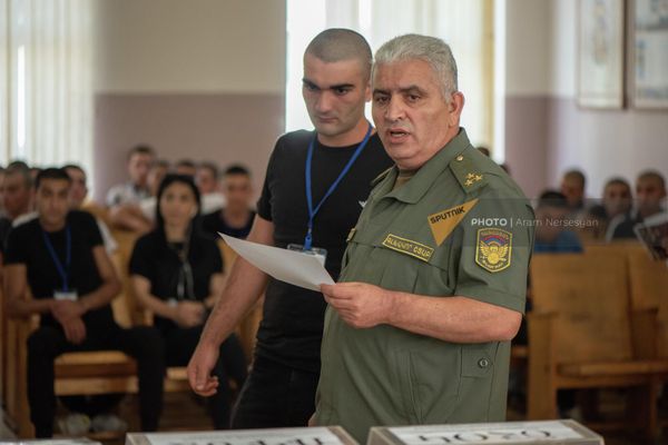 Замначальника мобилизационно-организационного управления Генштаба ВС РА полковник Саак Саакян в республиканском сборном пункте во время жеребьевки (28 июня 2022). Еревaн - Sputnik Армения