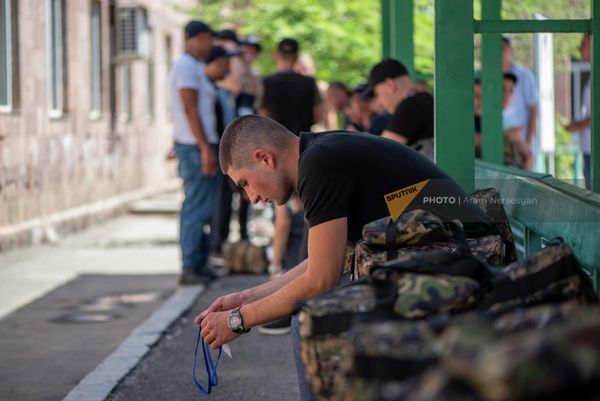 Новобранец ожидает результатов жеребьевки - Sputnik Армения