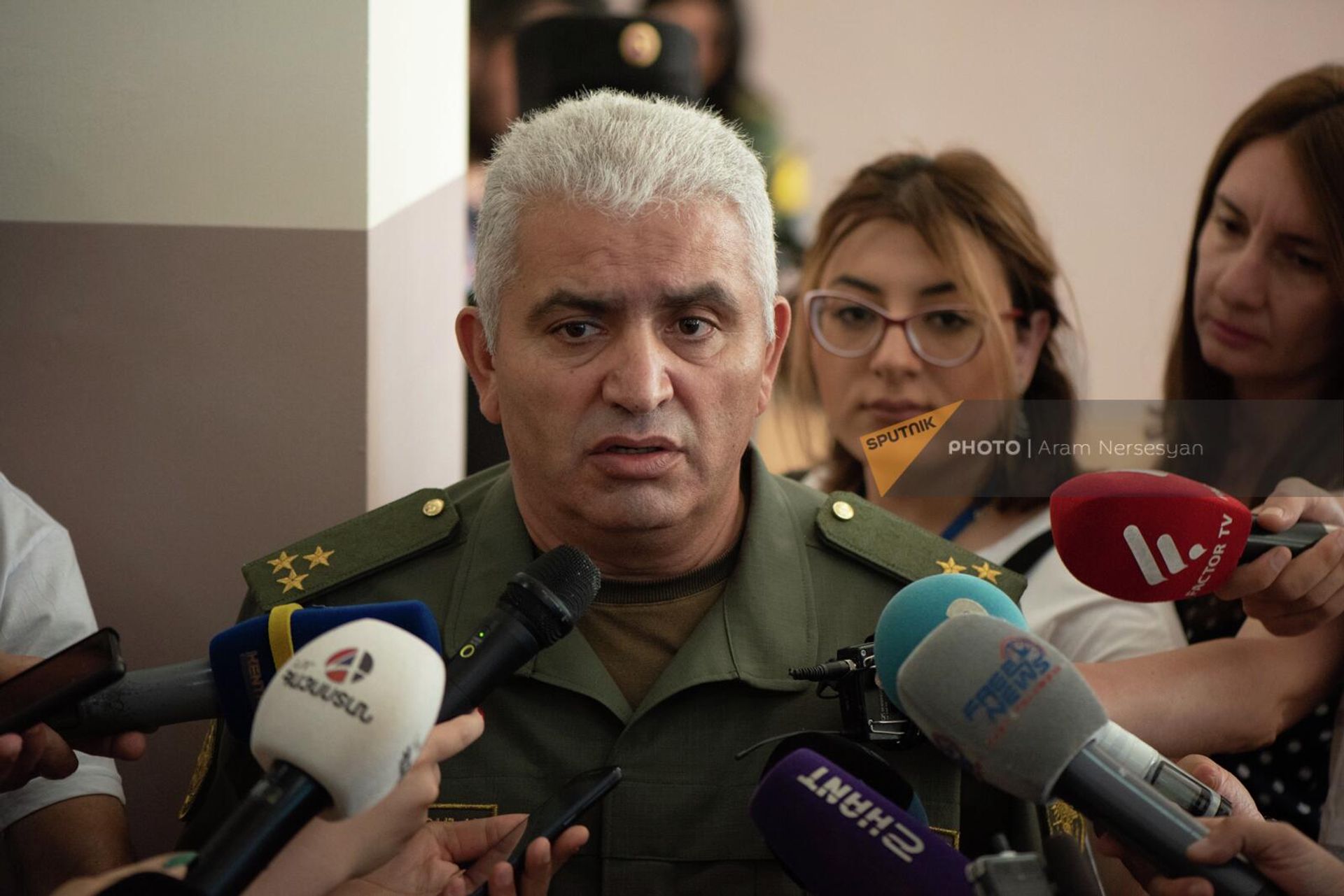 Замначальника мобилизационно-организационного управления Генштаба ВС РА полковник Саак Саакян отвечает на вопросы журналистов в Республиканском сборном пункте (28 июня 2022). Еревaн - Sputnik Армения, 1920, 28.06.2022