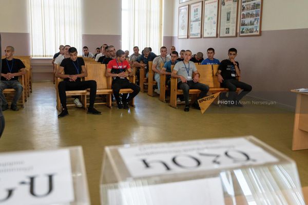 Новобранцы в республиканском сборном пункте во время жеребьевки (28 июня 2022). Еревaн - Sputnik Армения