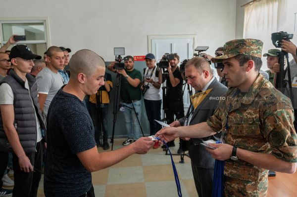 Перед началом жеребьевки новобранцы проходят медобследование в Республиканском сборном пункте (28 июня 2022). Еревaн - Sputnik Армения
